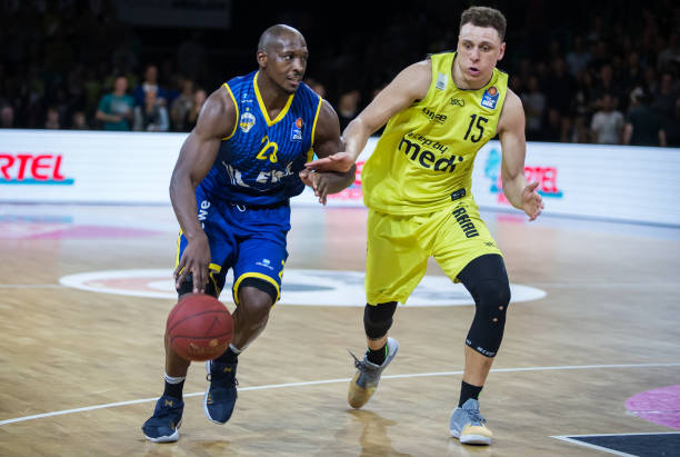 它通过融合 它通过融合